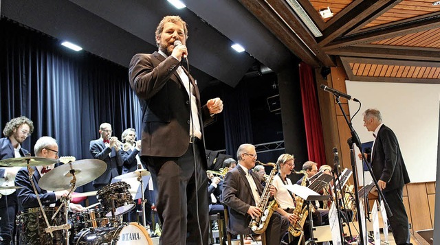 Die JMS-Big Band und Snger Bernd Wide...umskonzert  gediegenen Big Band-Jazz.   | Foto: Erich Krieger