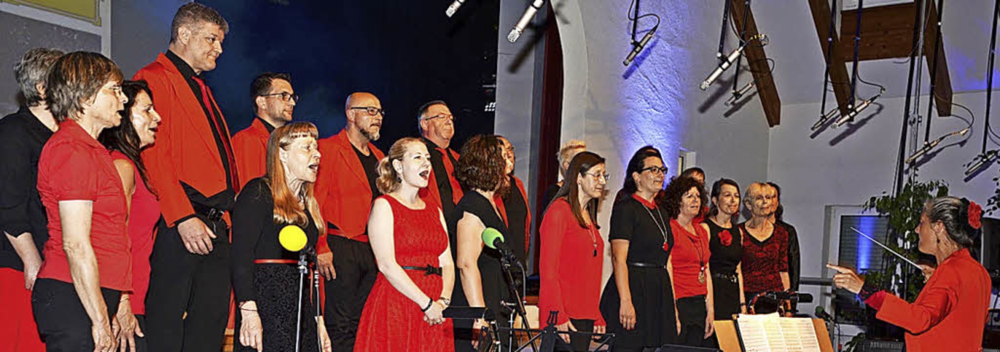 Der Riegeler Chor Swipogos mit Dirigentin Diana Schmitt.  | Foto: Roland Vitt
