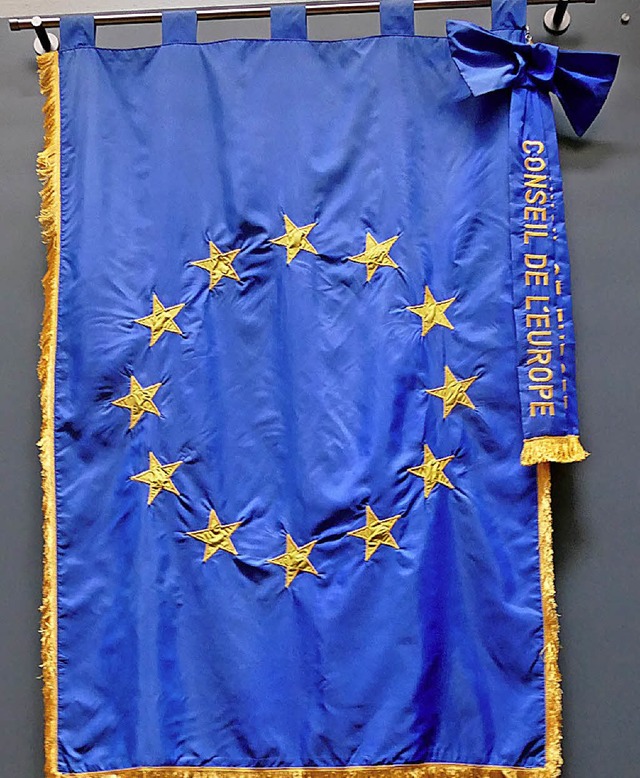 Ehrenfahne des Europarates  im Sitzungssaal.   | Foto: Ingrid Bhm-Jacob