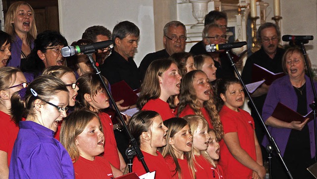 Kinder wie Chorsnger der &#8222;Eintr...in der Herrischrieder Kirche St. Zeno.  | Foto: Gerd Leutenegger