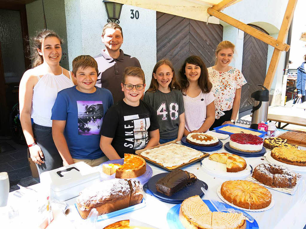Die DLRG-Jugend bot leckere Kuchen und Kaffee an, um die Vereinskasse aufzubessern. Das Angebot wurde gut angenommen.