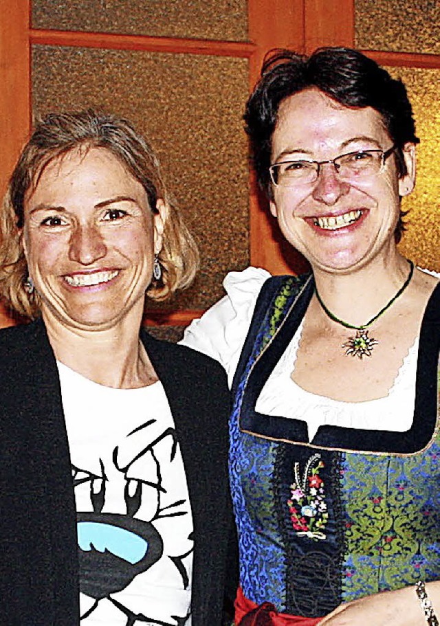 Lehrerin Maria Kehlenbeck (links) und Vera Gutmann bei der Lesung in Geschwend   | Foto: rssle