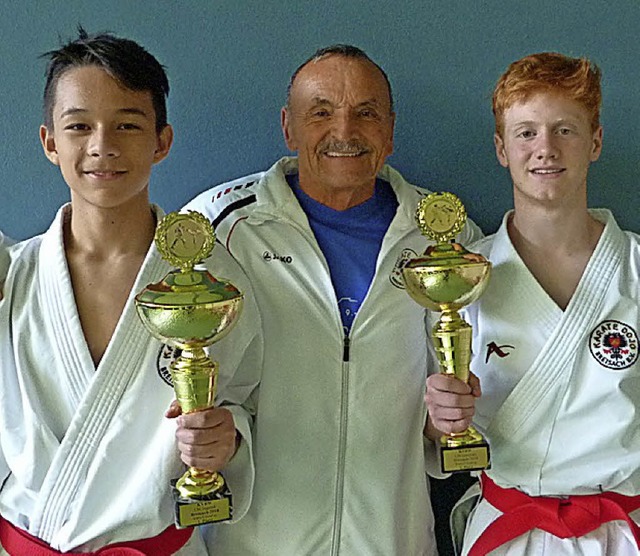 Erfolgreiche  Karatekas: Gabriel Lippo... Marius Werz mit Trainer Josef Faller   | Foto: Weirich