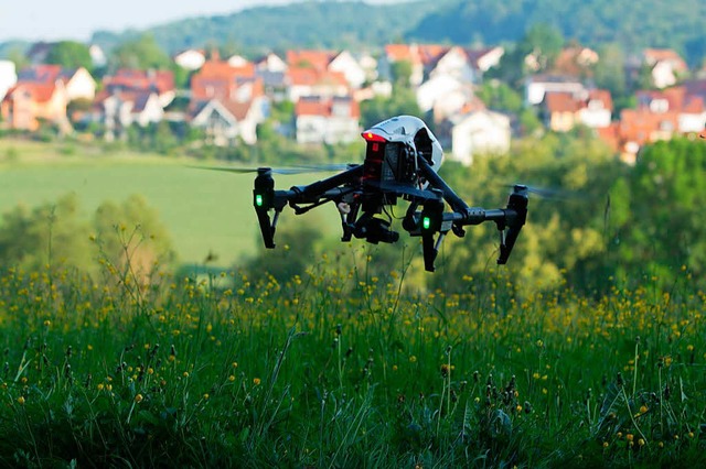 Wo ist das Rehkitz? Mit einer Drohne s...chtzer eine Wiese bei Windenreute ab.  | Foto: Patrik Mller