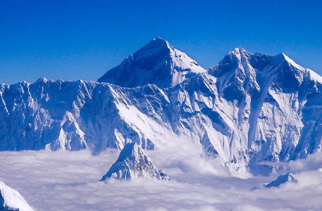 Der Mount Everest: Aussicht aus einem ber Nepal fliegenden Flugzeug.  | Foto: dpa
