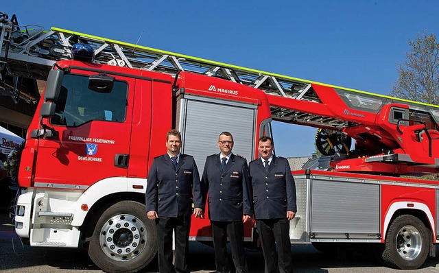 Das neue Drehleiterfahrzeug der Feuerw...) und  Stellvertreter Martin Burgert.   | Foto: Wolfgang Scheu