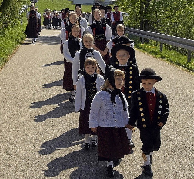 Auch die Kindergruppe der Trachtentanz...rn beteiligte sich an der Prozession.   | Foto: S. Pichler
