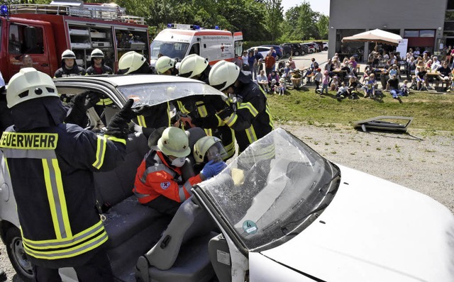 Feuerwehr und Rotes Kreuz demonstriert...tung einer verletzten Fahrzeuginsassin  | Foto: Markus Zimmermann