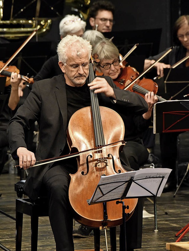 Juris Teichmanis begeisterte das Publi...Cello-Konzerts e-moll von Edward Elgar  | Foto: Markus Zimmermann