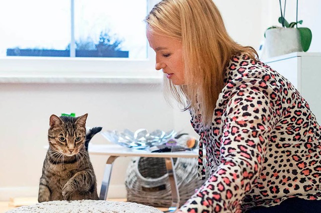 Tiertherapeutin Birga Dexel versucht d...en Emmi, Angst vor Menschen zu nehmen.  | Foto: Christophe Gateau