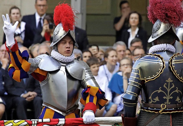 Ein Rekrut der Schweizergarde schwrt ...en Vereidigungs-Zeremonie im Vatikan.   | Foto: dpa
