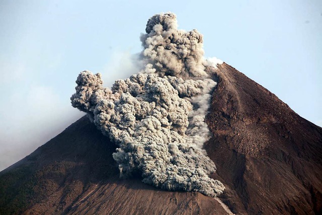 Mount Merapi heit dieser feuerspucken...kan. Dieser Berg steht in Indonesien.   | Foto: dpa