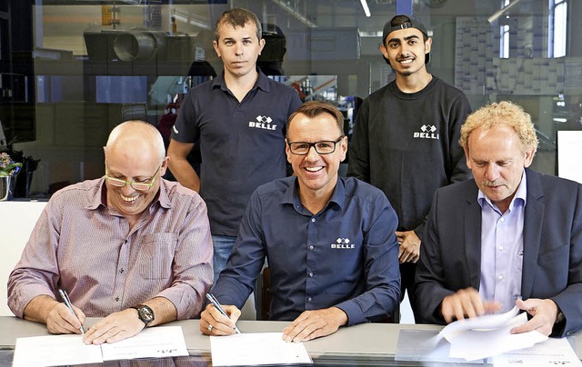 Unterzeichnung des Kooperationsvertrag...er Braun (links) und Azubi Robin Sing.  | Foto: Ruth Seitz