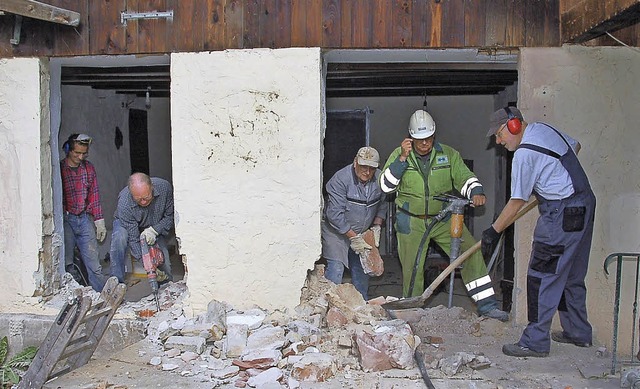 Mitglieder des  Schwarzwaldvereins Rei...stube fr die Erweiterung freigelegt.   | Foto: Wolfgang Beck