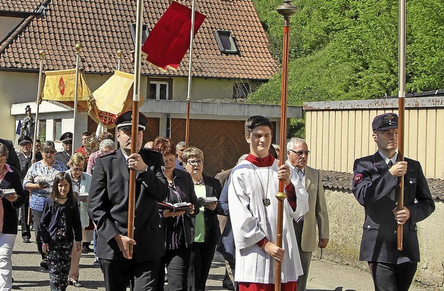 Zahlreiche Glubige zogen bei der Proz...nger Kirchengemeinde   durch den Ort.   | Foto: Herbert Trogus
