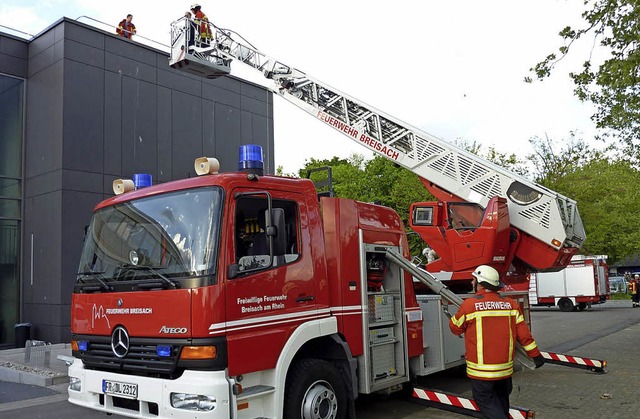 Feuerwehrleute aus Breisach bei ihrer Arbeit.  | Foto: privat