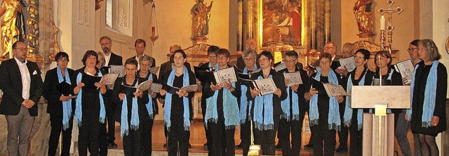 Der Kirchenchor unter Leitung von Eduard Wagner (links)   | Foto: Gaby Beha