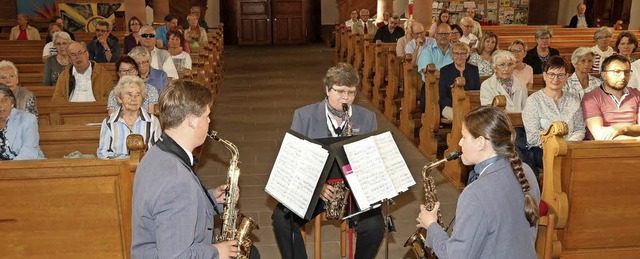 Das Saxophonensemble der Stadtkapelle spielte mitten in der Kirche eine Sonate.   | Foto: Herbert Birkle