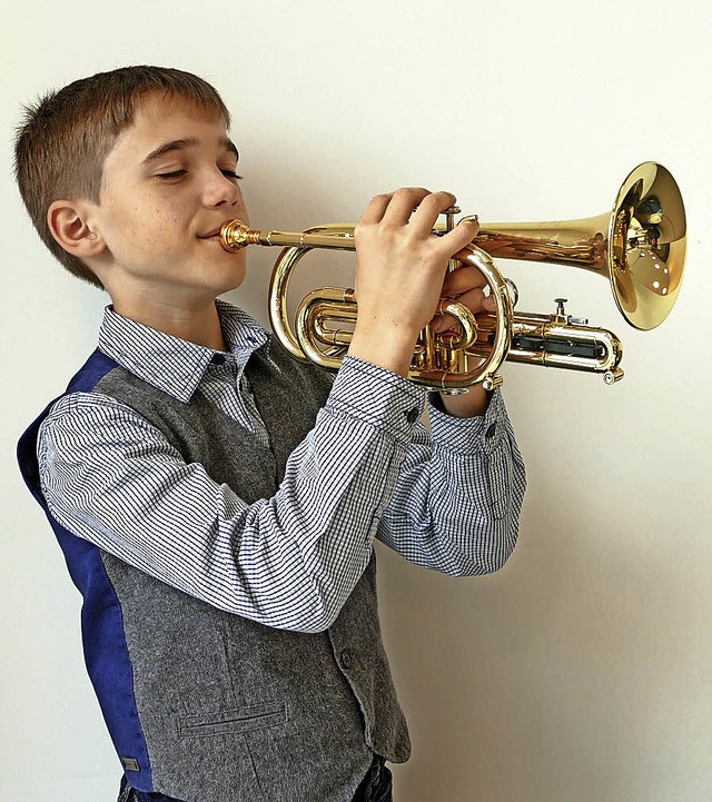 Elias Schnstein mit Trompete   | Foto: Roser