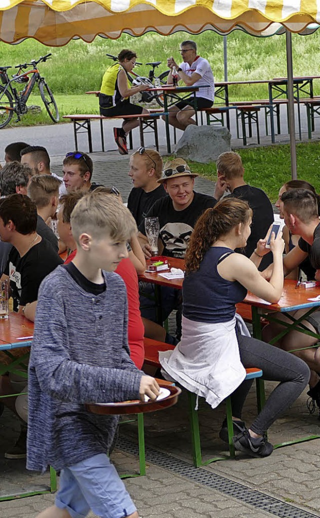 Auch bei der Jugendwehr Fischingen ist...d Trank gemtlich beisammen zu sitzen.  | Foto: Langelott