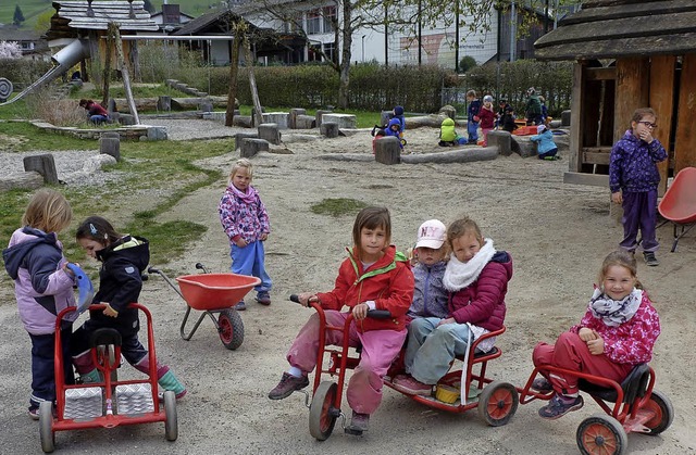 Die Kinder des Kindergartens St. Trudp...ftung angeschafften neuen  Dreirder.   | Foto:  Eberhard Gro