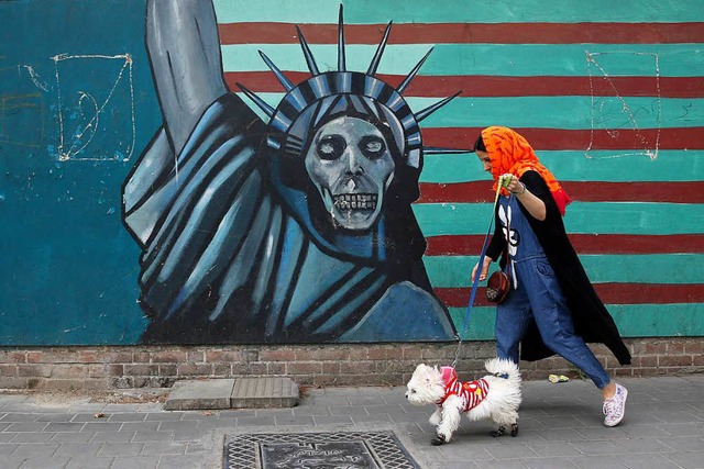 Ein USA-kritisches Wandbild der Freihe...n amerikanischen Botschaft in Teheran.  | Foto: dpa