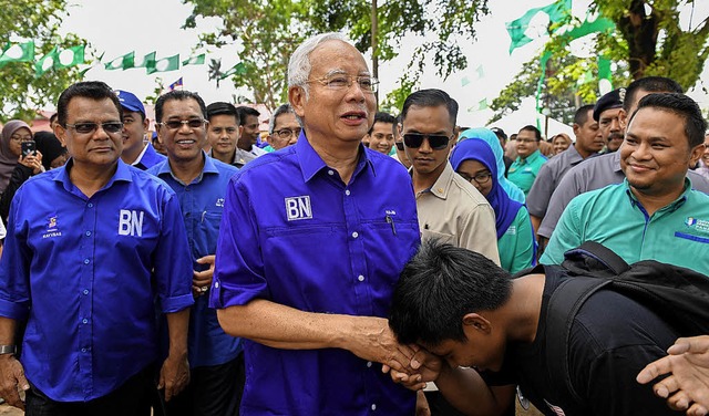 Premierminister Najib Razak im Kreise seiner Untersttzer.   | Foto: AFP