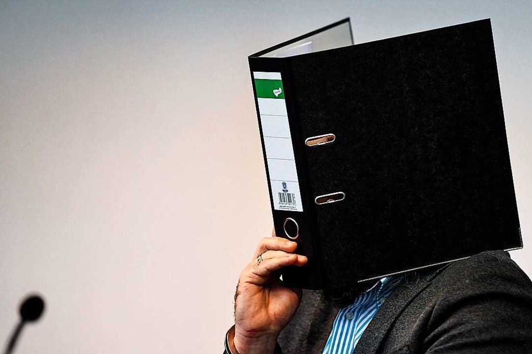 Der Angeklagte Knut S. beim Prozessauf...esicht vor den Kameras der Fotografen.  | Foto: dpa
