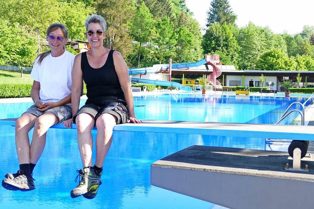 Petra Sica und Cornelia Huber (von lin...anderner Schwimmbad an diesem Samstag.  | Foto: Markus Maier