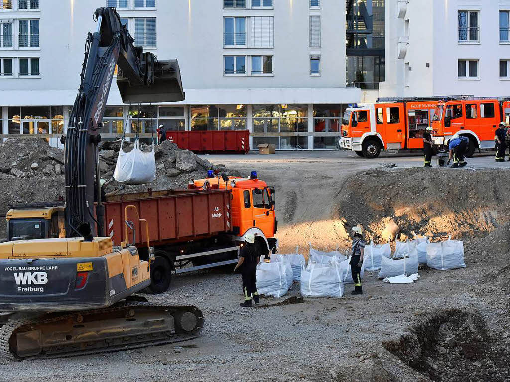 Nach dem Fund der Fliegerbombe an der Ecke Breisacher Strae/Berliner Allee wurde eine groflchige Evakuierung in Gang gesetzt. Am spten Abend konnte die Entschrfer Entwarnung geben.