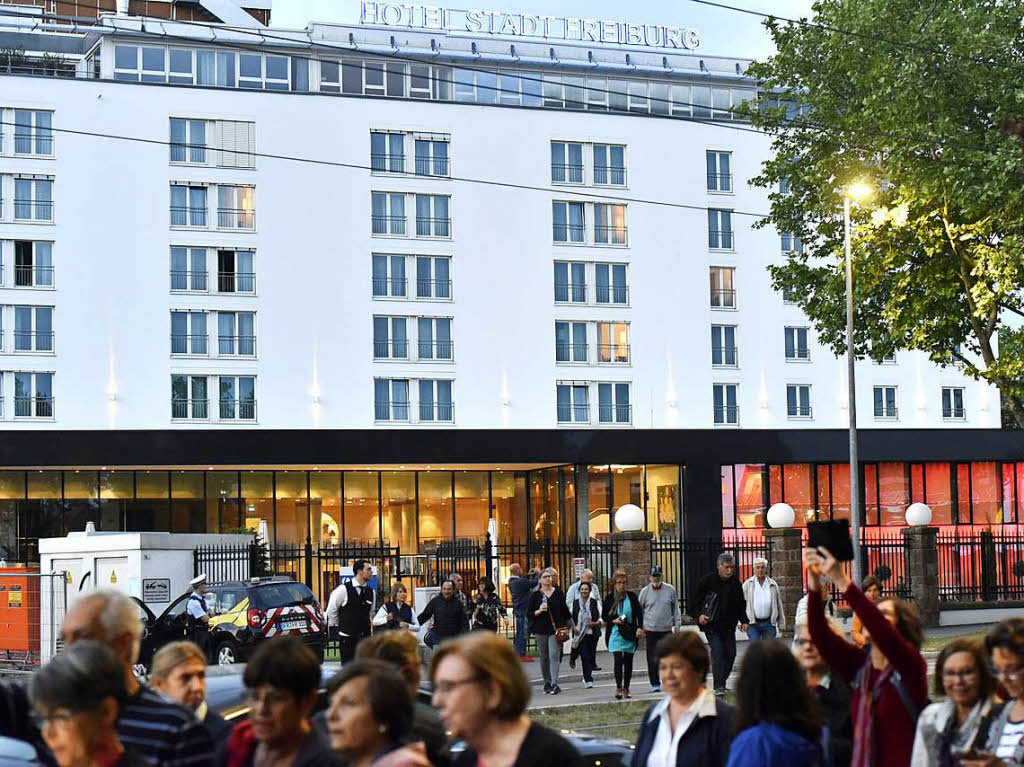 Nach dem Fund der Fliegerbombe an der Ecke Breisacher Strae/Berliner Allee wurde eine groflchige Evakuierung in Gang gesetzt. Am spten Abend konnte die Entschrfer Entwarnung geben.