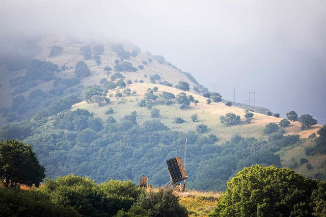 Ein Iron Dome Raketenabwehrsystem auf ...hhen in der Nhe der Grenze zu Syrien  | Foto: dpa