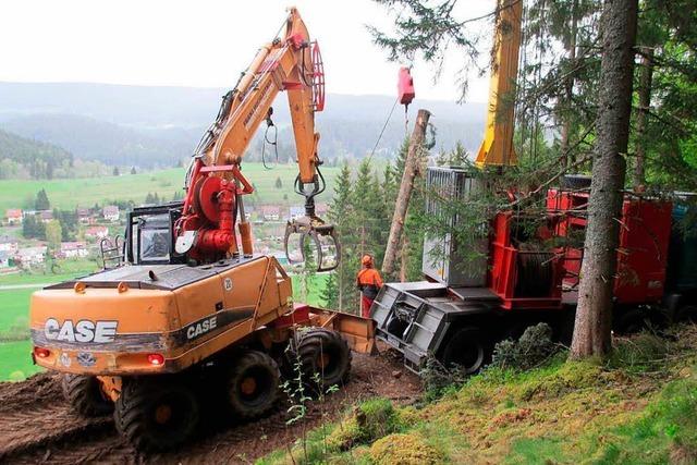 Mit Seilbahnen und Holztransporter: Aufrumarbeiten der Verwstungen von Sturm Burglind beginnen