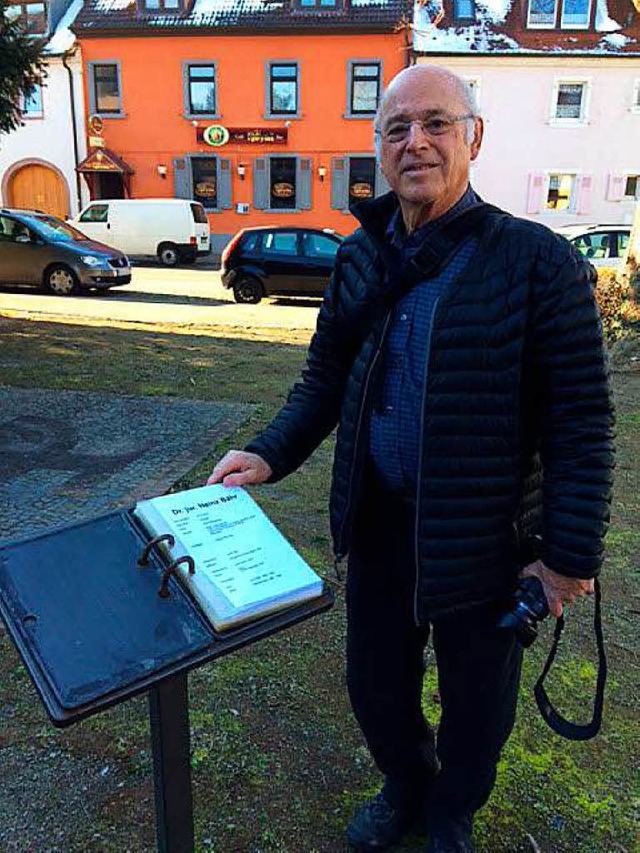 Robert Bahr auf dem Breisacher Synagogenplatz  | Foto: privat