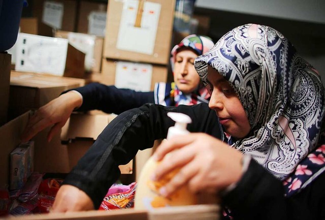 Frauen einer Moscheegemeinde packen im Jahr 2015 Hilfspakete fr Flchtlinge.   | Foto: DPA