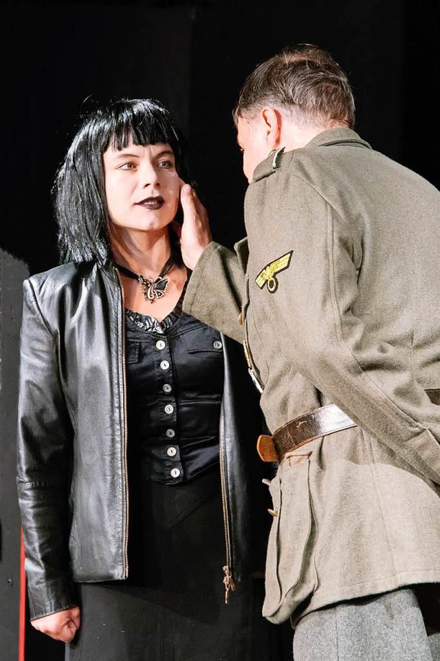 Ist er wieder da? Elisabeth Kreler und Hans Poeschl  | Foto: Theater