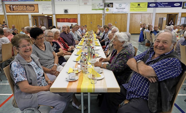 Viele Besucher kamen zum Seniorennachmittag in die Burkhard-Michael-Halle.   | Foto: Christoph Breithaupt