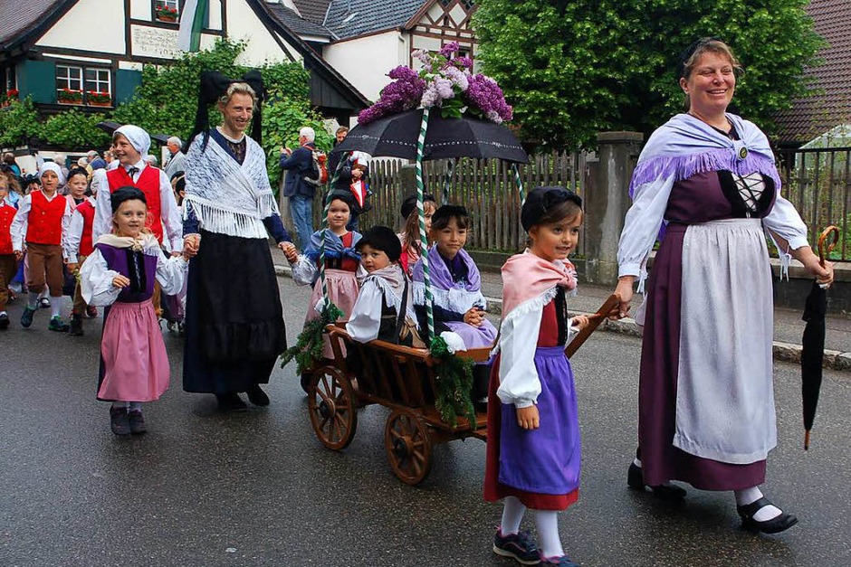 Eindrücke vom Hebelfest-Umzug: Abholung der Gäste. (Foto: Angelika Schmidt) Eindrücke vom Hebelfest-Umzug: Abholung der Gäste. (Foto: Angelika Schmidt)