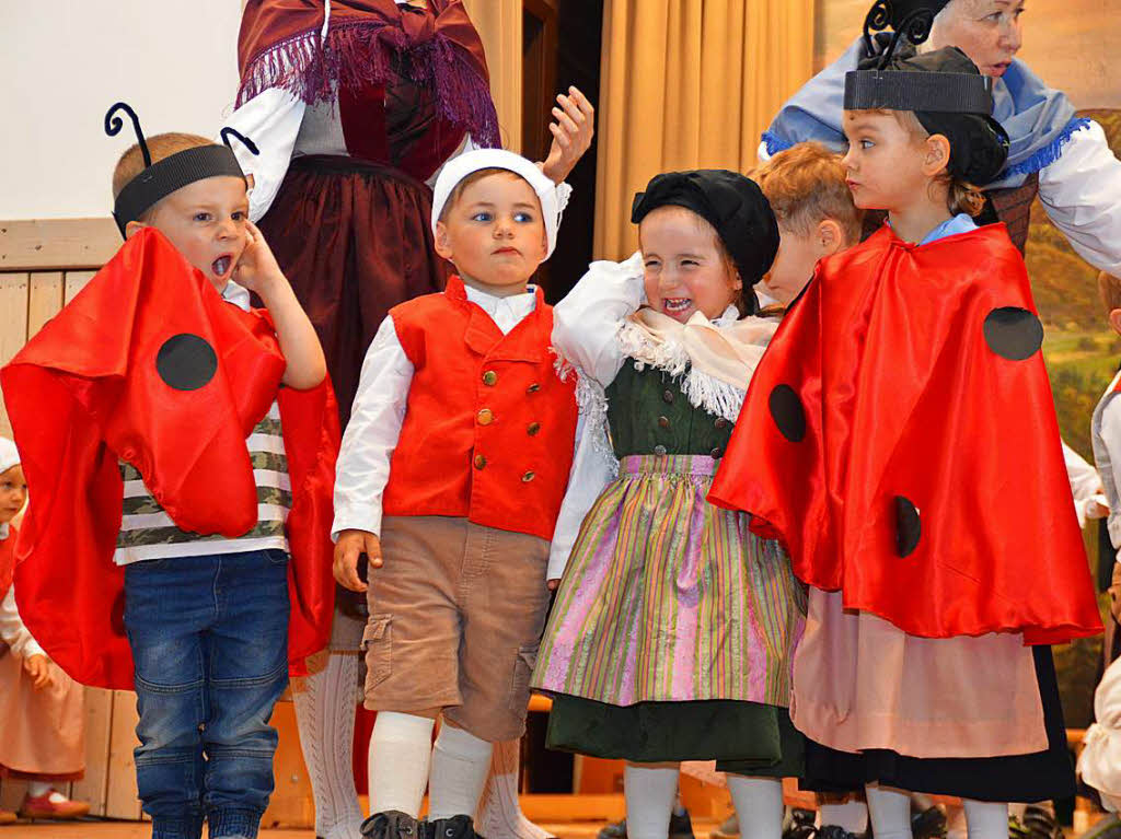 Kindergartenkinder fhren das „Sonnenkfer-Lied“ auf.