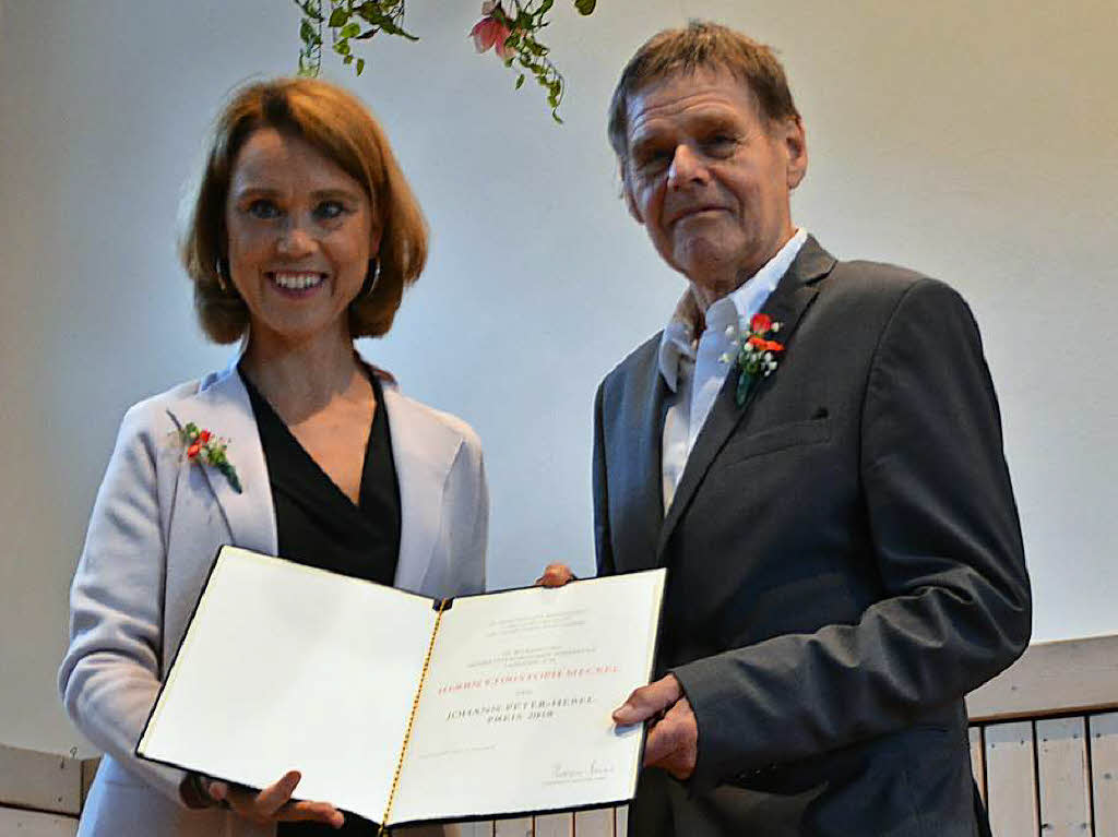 Staatssekretrin Petra Olschowski verleiht Christoph Meckel den Hebelpreis.