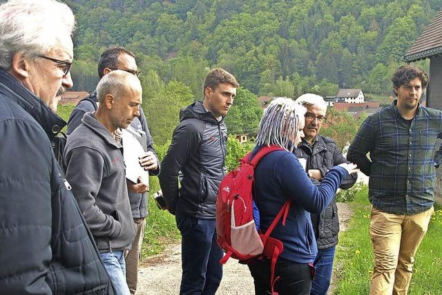 Kartierer erklren ihre Arbeit