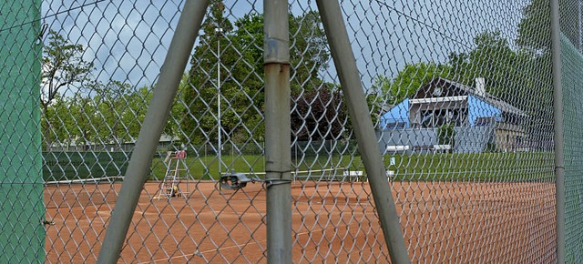 Auf diesem Tennisplatz des TC Blau Wei...von November an Fuballer trainieren.   | Foto: Lauber