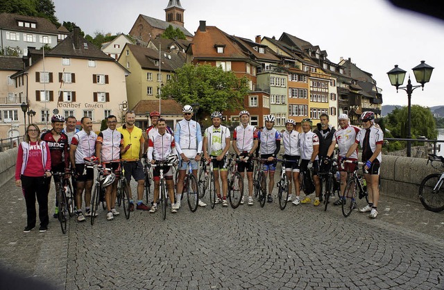 Die dreizehnkpfige Triathlon Radgrupp...nbrcke in Laufenburg zum Gruppenfoto.  | Foto: Reinhard Herbrig