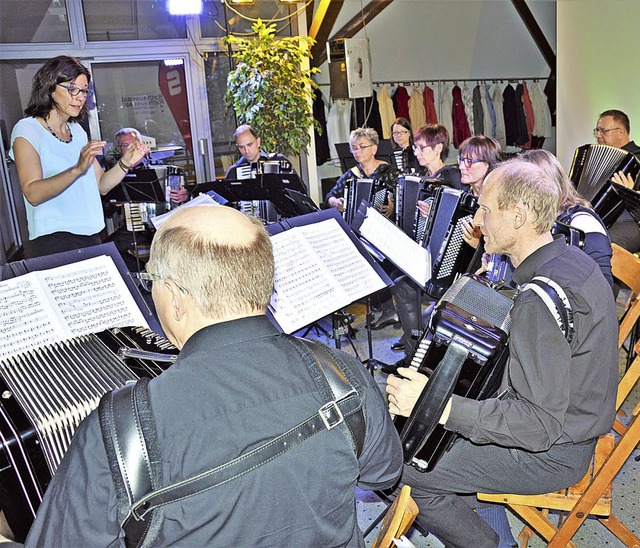 Gemeinsam spielt sich&#8217;s besser: ...on Harmonika- und Akkordeonorchester.   | Foto: Diehl