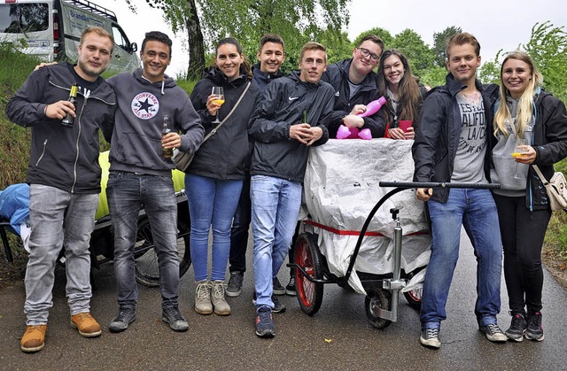 Gut ausgestattet war diese Freundesgruppe bei Huttingen unterwegs.  | Foto: Jutta Schtz