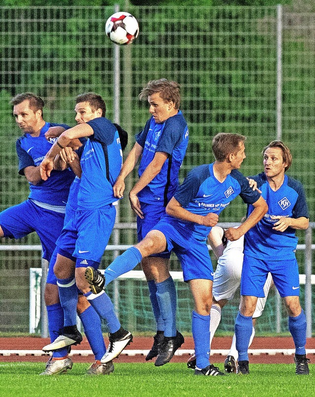 Dicht an dicht: &#8222;Die Leidenschaf...echts) vor dem Spiel in Bad Drrheim.   | Foto: scheu