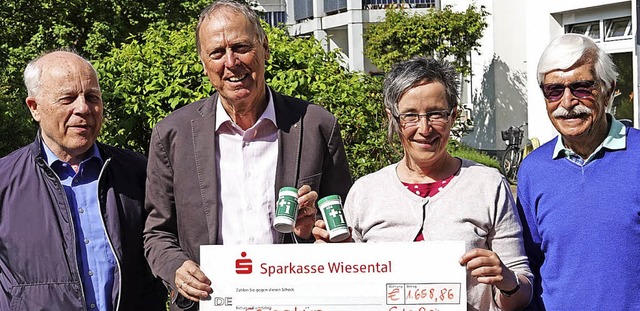 Sie prsentieren die Notfalldose &#821...eniorenbro) und Frank Hippe (Rotary).  | Foto: Hans-Jrgen Hege