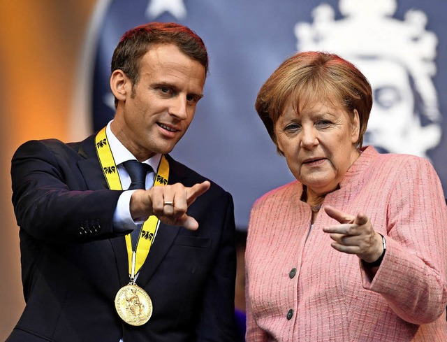 Wo geht&#8217;s lang in Europa? Emmanuel Macron und Kanzlerin Merkel in Aachen   | Foto: dpa