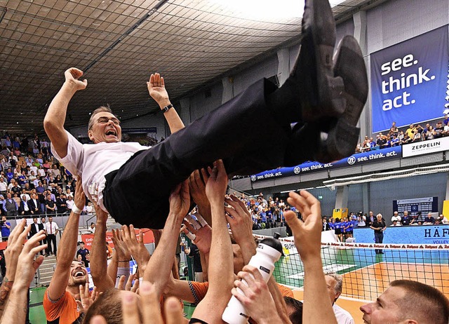 Berlins Volleyballer feiern ihren Trainer Stelian Moculescu.   | Foto: dpa