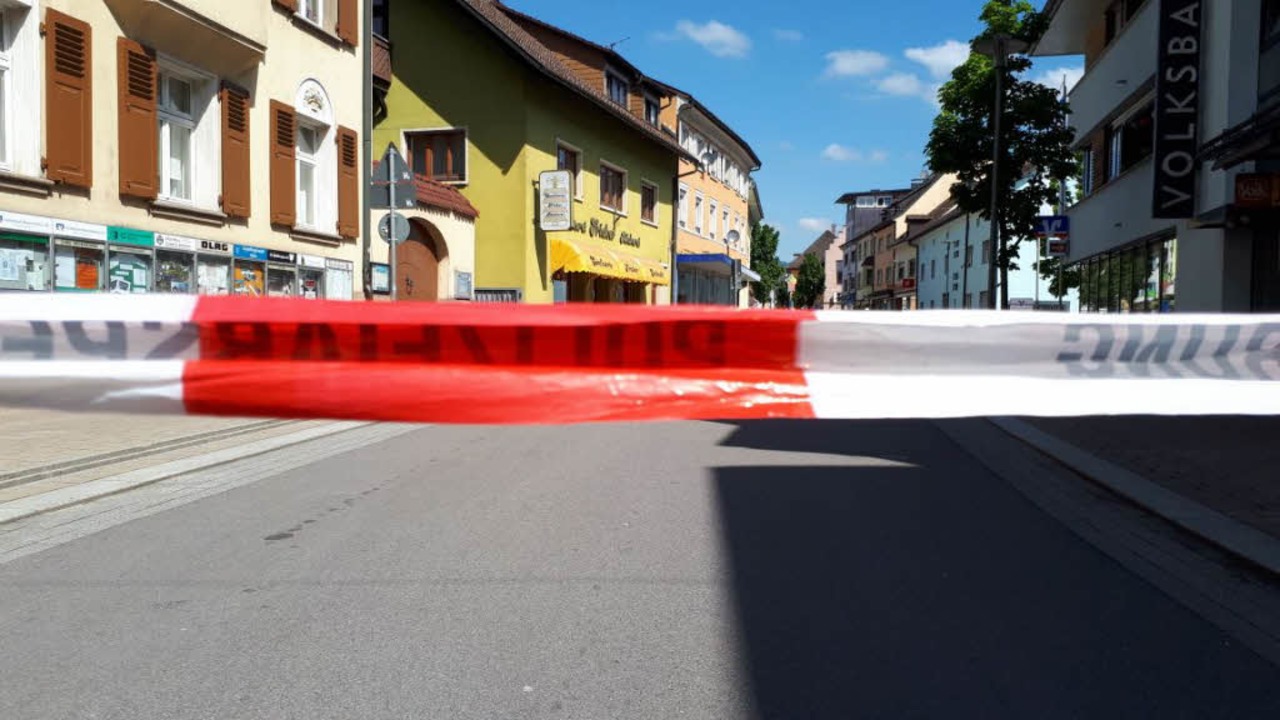 Die Wehrer Innenstadt ist derzeit wege...en Koffers von der Polizei abgesperrt.  | Foto: Erika Bader